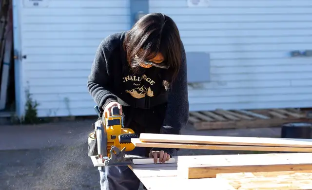 Établi en bois observé pendant une étape de travail